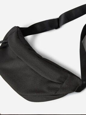 Everlane The Renew Transit Fanny Pack Black